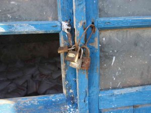 Tahta kapıdaki 4 kilit görenleri gülümsetti