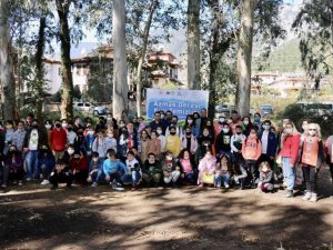 Öğrenciler Sakin Kent Akyaka’da azmak kenarı temizliği yaptı