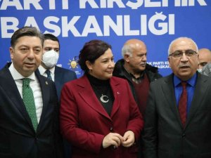 AK Parti, CHP’li belediye meclis üyelerine rozet taktı