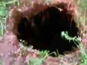 Tarlada oluşan çukurlar merak konusu oldu