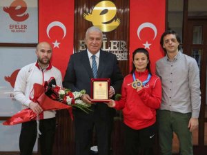 Başkan Atay, Efelersporlu şampiyonu ağırladı