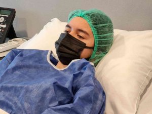 Özge’nin koluna suni kemik yerleştirildi