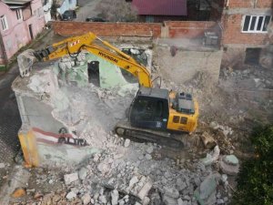 Nazilli’de metruk bina yıkımları sürüyor