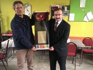 Emet Belediyesi’nden İstiklal marşının yazılı olduğu bez flama dağıtımı