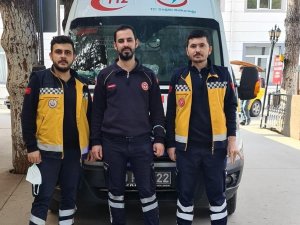 Ambulansları kaza yapan 112 ekipleri, vakaya koşarak yetiştiler