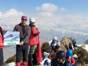 Türk ve Azerbaycanlı dağcılar Hocalı şehitlerini andı