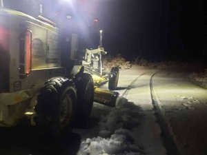 Koçarlı Belediyesi kardan kapanan yollara anında müdahale etti