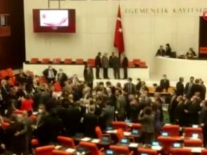 TBMM Genel Kurulu’nda yumruklaşmaya varan tartışma