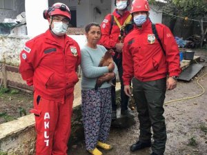 Su dolu kuyuya düşen tavuğu AKUT kurtardı