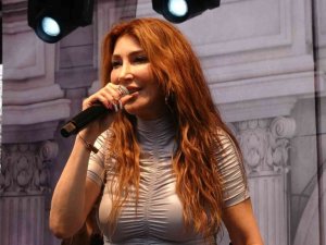 Hande Yener, sevenlerini mini konserle coşturdu