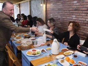 Barış Ayhan’dan kadın çalışanlara jest