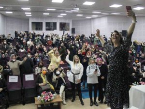 Açelya Akkoyun anlattı, kadınlar dinledi