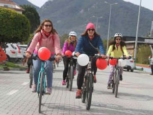 Fethiye’de pedallar 8 Mart Dünya Kadınlar Günü için çevrildi