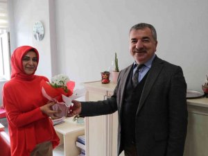 Başkandan kadın çalışanlara çiçek