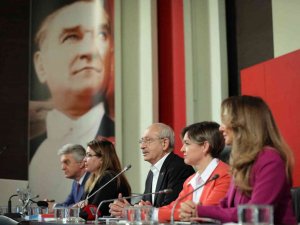 CHP Genel Merkezi’nde çalışan kadın personele 8 Mart SMS’i