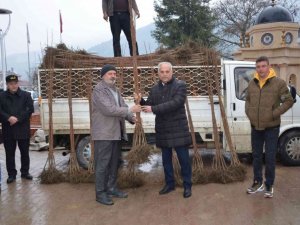 Bilecik’te 4 bin 150 adet cennet hurması dağıttı