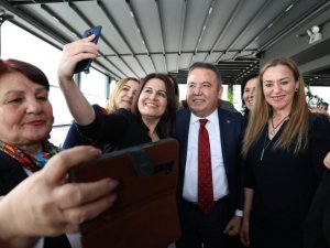 Başkan Böcek, Antalyalı kadın muhtarlarla buluştu