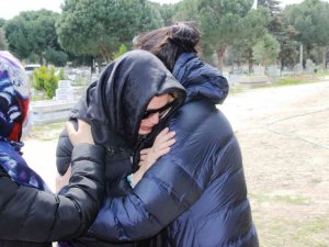 Seray Sever, gözyaşları içerisinde babasına veda etti