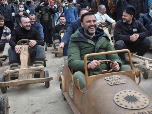 Sanatçı Alişan Rize’de tahta araba yarışına katıldı