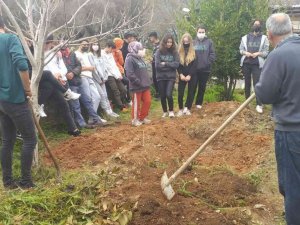 Öğrencilere kompost gübre yapımı eğitimi