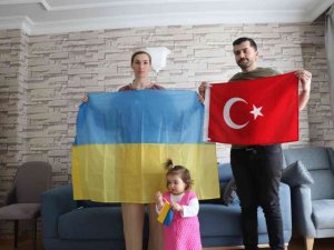 Gözyaşlarıyla Türk eşine kavuşan Ukraynalı kadın: “Annem askerlere yemek yapıyor, babam orduya katıldı, ‘vatan haini değiliz’ dediler ülkeyi terk etmediler”