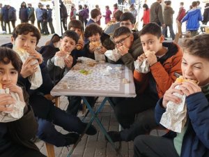 Aydın’da öğrencilere balık ekmek ikram edildi