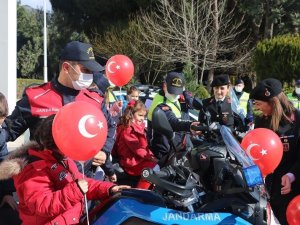 Jandarma minik öğrencileri ağırladı
