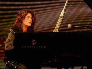 Annesi Rus, babası Ukraynalı olan piyanist Anjelika Akbar’dan duygusal çağrı