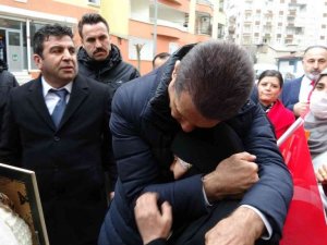 Mustafa Sarıgül Diyarbakır’da evlat nöbeti tutan aileleri ziyaret etti