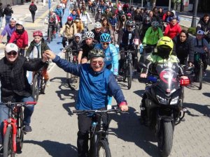 Bisikletleri ile geldiler, fidan diktiler, etkinliği şölene çevirdiler