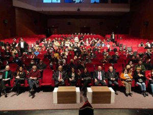 Korkudan Korkmak adlı tek kişilik gösteride salon dolmadı