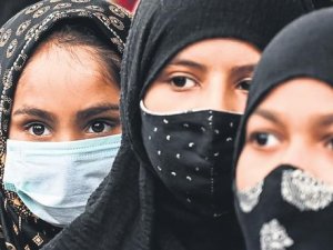 Nüfusun yüzde 12’sinin Müslüman olduğu Hindistan’da Yüksek Mahkemeden başörtüsü yasağına onay