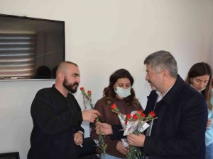 Başkan Akçadurak sağlık çalışanlarını ziyaret etti