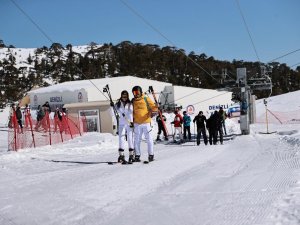 Türkiye'nin dört bir yanından gelen kayakseverler karın tadını çıkardı