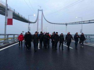 Bakan Karaismailoğlu gün doğumunda 1915 Çanakkale Köprüsü’nde yürüdü