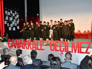 Öğrencilerin Çanakkale gösterisi beğeni topladı