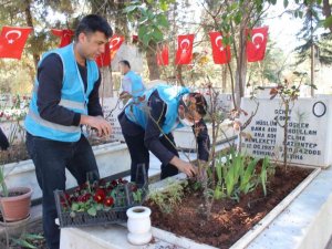 Denetimi Serbestlik Müdürlüğü personeli şehitlikte temizlik yaptı