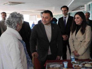 Başkan Yücel yaşlıları yemekte ağırladı