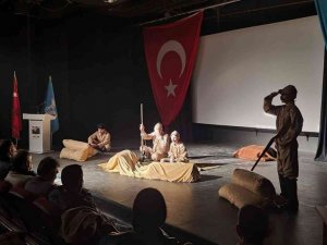 Kuşadası Ülkü Ocakları’ndan tiyatro gösterisi