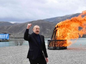 Azerbaycan Devlet Başkanı Aliyev nevruz ateşini yaktı