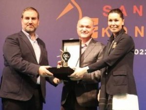 Başkan Özlü yılın en iyi dijital içerik ödülünü aldı