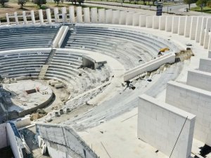 Başkan Atabay, Amfitiyatro çalışmalarını yerinde inceledi