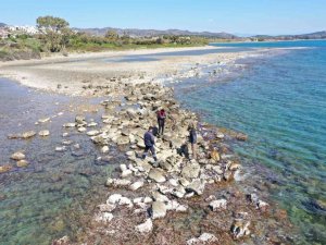 Datça’da deniz çekilince liman kalıntıları ortaya çıktı
