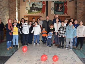 Başkan Özcan özel çocukları yalnız bırakmadı