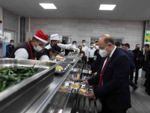 Bakan Bilgin işçilerle yemek sırasına girdi