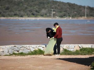 Tuzla Sulak Alanı’ndan 2 saate 33 poşet çöp çıktı