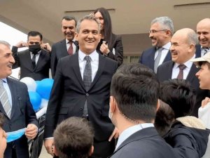 Öğrencilerden Bakan Özer’i gülümseten istek: “Müzikten bırakıyorlar, sınıfta kalma olmasın"