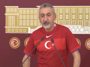 CHP’li milletvekilinden Mecliste milli takım formasıyla basın toplantısı