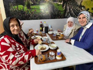 Huzurevi sakinleri misafirlerini ağırladı