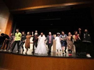 Efeler’in Dünya Tiyatro Günü’ne özel oyunu tiyatroseverlerle buluştu